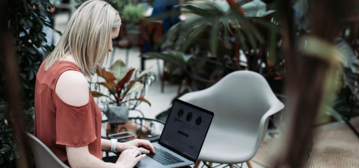 Frau mit Notebook (Bild: Photo by Preston Goff on Unsplash)