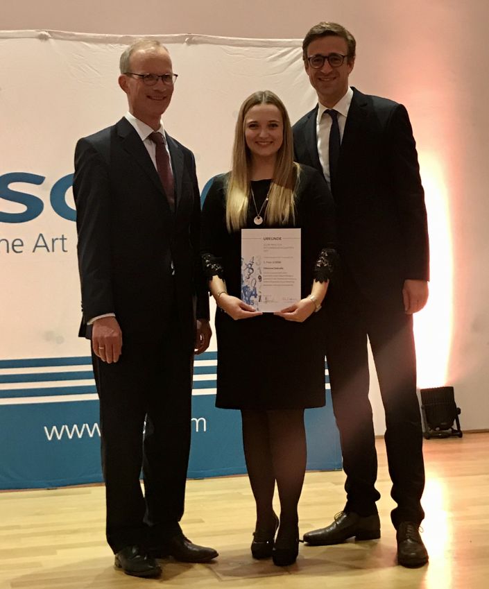 Dr. Frieder Knüpling, Group Chief Risk Officer der SCOR, Fabienne Sebralla sowie Prof. Dr. Jan-Philipp Schmidt bei der Preisverleihung auf Schloss Herrenhausen in Hannover am 18. November 2019 Dr. Frieder Knüpling, Group Chief Risk Officer der SCOR, Fabienne Sebralla sowie Prof. Dr. Jan-Philipp Schmidt bei der Preisverleihung auf Schloss Herrenhausen in Hannover am 18. November 2019