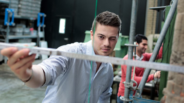 Ein Student der Vermessungstechnik (Image: Thilo Schmülgen/TH Köln)