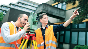 Studierende mit einem Vermessungsgerät (Bild: Thilo Schmülgen/TH Köln)