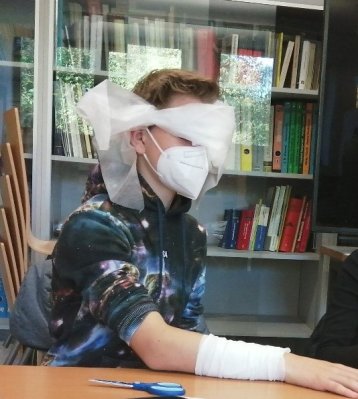 Schülerpraktikant mit Kopfverband Schülerpraktikant mit Kopfverband