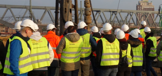 Studierende besichtigen eine Tiefbaustelle während der Exkursion nach Hamburg im Oktober 2015 (Bild:Stenger / TH Köln)