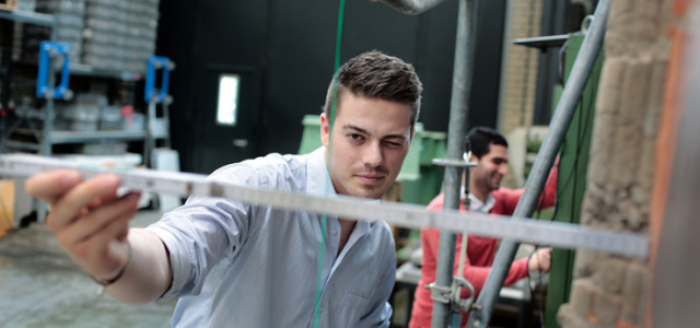 Ein Student der Vermessungstechnik (Bild:Thilo Schmülgen/TH Köln)
