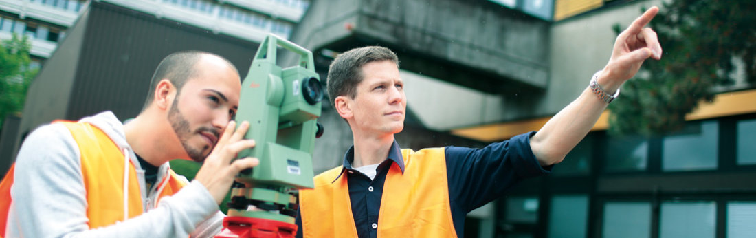 Studierende mit einem Vermessungsgerät (Bild: Thilo Schmülgen/TH Köln)