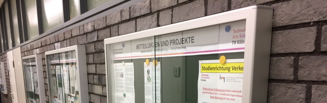 Schaukästen der Studienrichtung Verkehrswesen vor dem Raum 11 (Bild: Bernd Heinen / TH Köln)