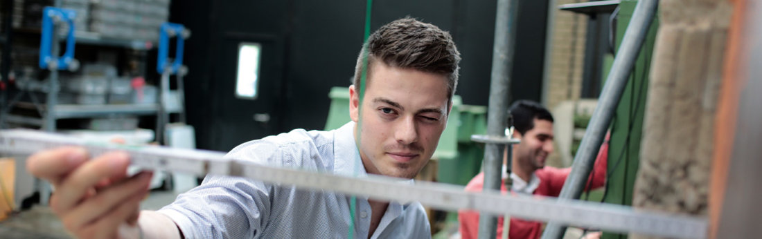 Ein Student der Vermessungstechnik (Image: Thilo Schmülgen/TH Köln)