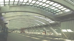 Blick durch die Tunnelröhre der Lärmschutzeinhausung Köln-Lövenich Blick durch die Tunnelröhre der Lärmschutzeinhausung Köln-Lövenich