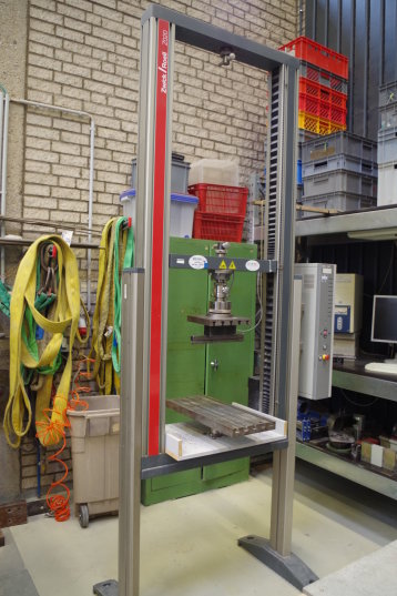 Universalprüfmaschine für Druck-, Biege-, und Zugversuche Universalprüfmaschine für Druck-, Biege-, und Zugversuche