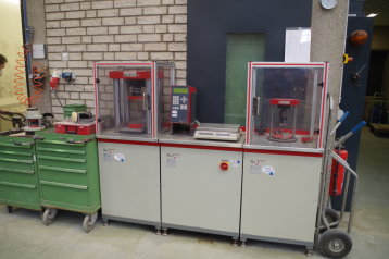 Servohydraulische Prüfmaschine für Druck- und Biegezugversuche Servohydraulische Prüfmaschine für Druck- und Biegezugversuche