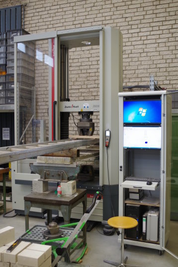 Universalprüfmaschine für Druck-, Biege-, und Zugversuche Universalprüfmaschine für Druck-, Biege-, und Zugversuche