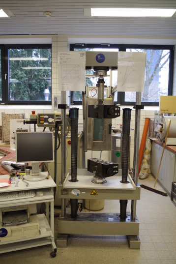 Universalprüfmaschine für Druck-, Biege-, und Zugversuche Universalprüfmaschine für Druck-, Biege-, und Zugversuche