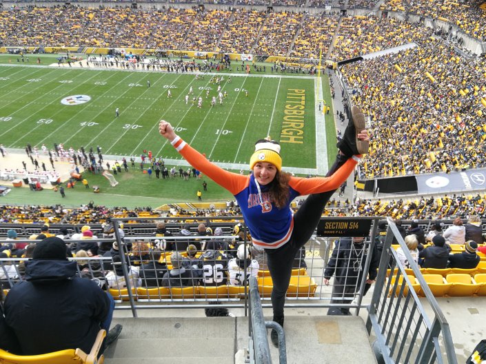 Ramona Gemlin auf der Tribüne des Footballstadions in Pittsburgh