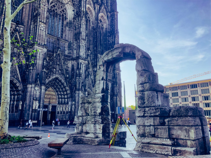 Ein Laserscanner vermisst das Nordtor der römischen Stadtmauer auf der Domplatte vor dem Kölner Dom Ein Laserscanner vermisst das Nordtor der römischen Stadtmauer auf der Domplatte vor dem Kölner Dom