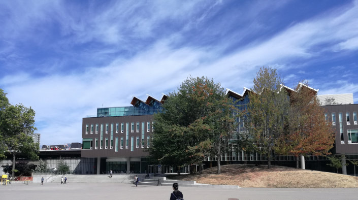 "The Nest" - Hauptaufenthaltsgebäude und Treffpunkt der Studenten "The Nest" - Hauptaufenthaltsgebäude und Treffpunkt der Studenten