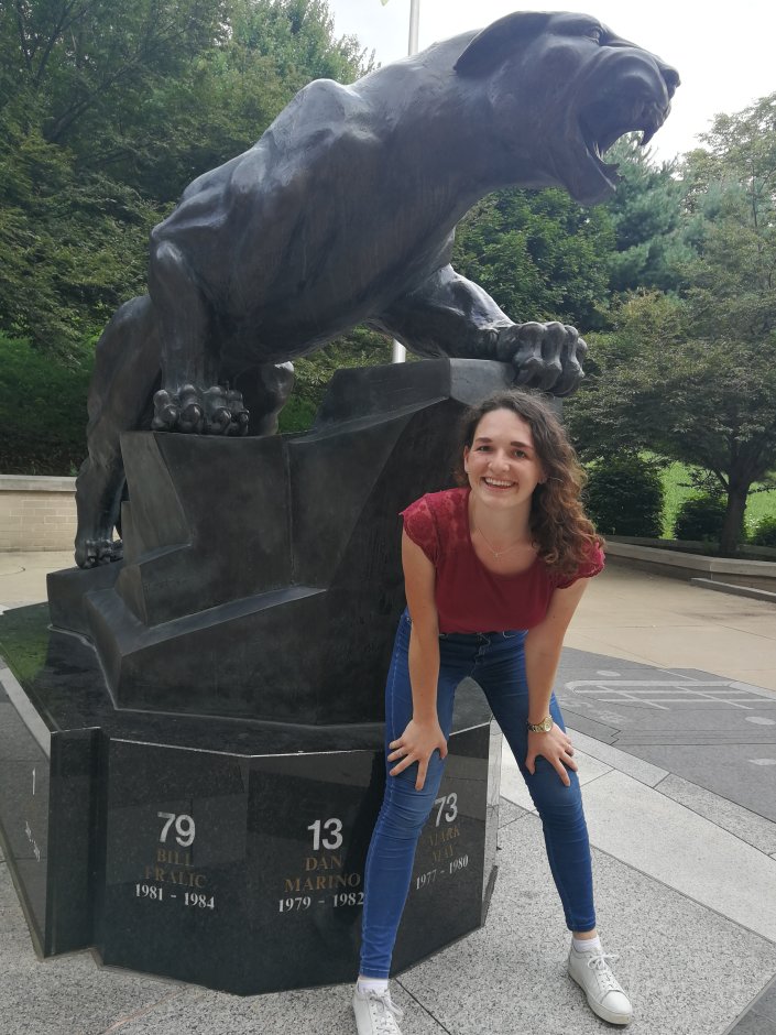 Ramona Gemlin vor der Statue der "Panthers of Pittsburgh"