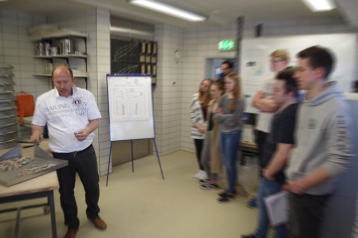 Studierende in einer Übung "Baustofflehre"