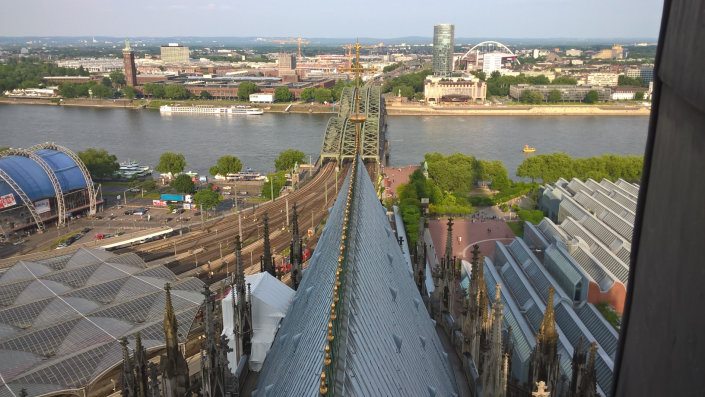 Blick über das Dach des Kölner Doms und die Hohenzollernbrücke