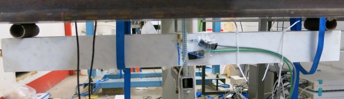 Eine Probe aus Carrara Marmor in einem Versuchsaufbau zur Bestimmung der Biegezugfestigkeit Eine Probe aus Carrara Marmor in einem Versuchsaufbau zur Bestimmung der Biegezugfestigkeit