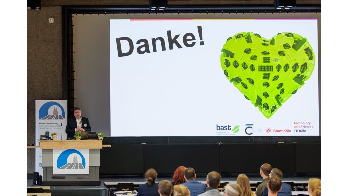 Prof. Budach bedankt sich bei den Teilnehmenden