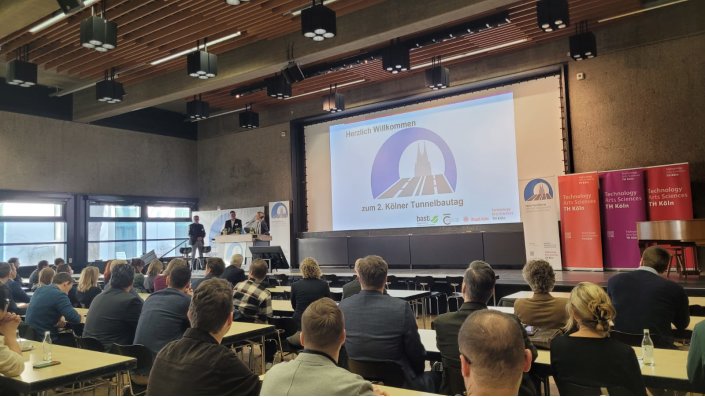 Voll besetzter Karl-Schüssler-Saal bei der Begrüßung zum 2. Kölner Tunnelbautag