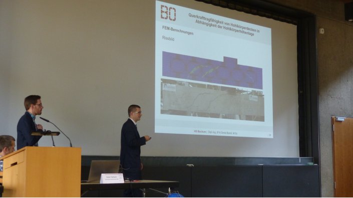 Vortrag „Versuche zur Querkrafttragfähigkeit von Hohlkörperdecken in Abhängigkeit der Hohlkörperlage“ von Denis Busch, Hochschule Bochum