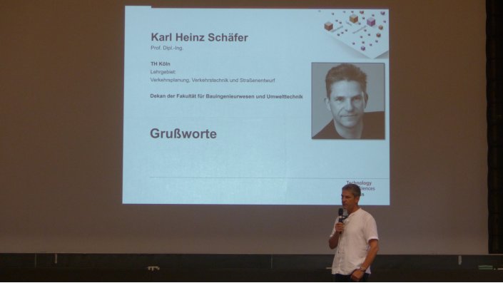 Der Dekan Prof. Karl Heinz Schäfer der Fakultät für Bauingenieurwesen und Umwelttechnik begrüßt die Teilnehmer des 3. BIH-Treffens 2018