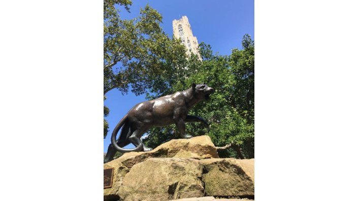 Die Statute eines Panthers steht vor dem 42-stöckigen Hauptgebäude der University of Pittsburgh