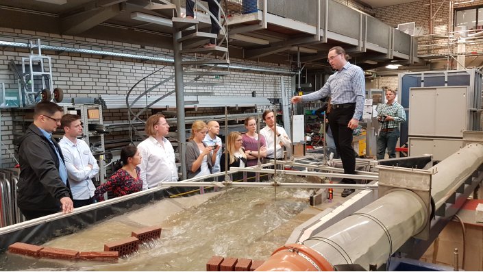 Mario Axler führt eines der Modelle im Wasserlabor vor