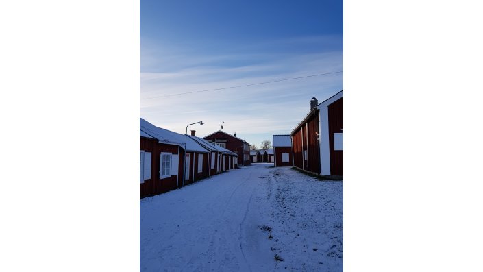 Eine Häuserreihe an einer verschneiten Straße