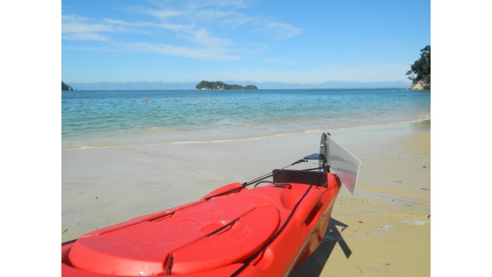 Ein Boot liegt am Strand