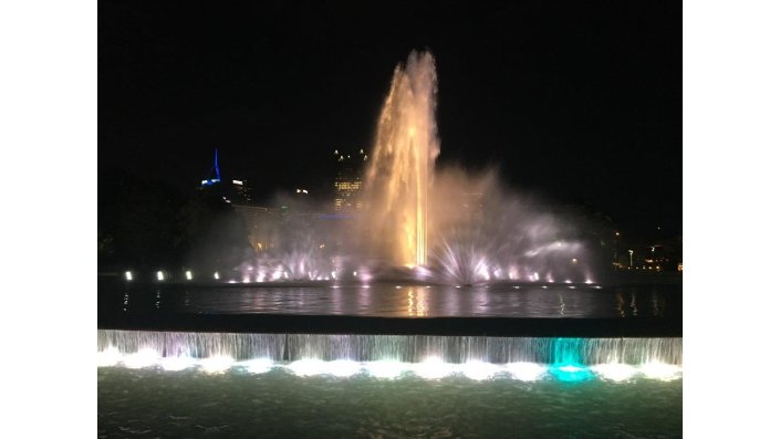Eine Wasserfontäne am Zusammenfluss der beiden Flüsse von Pittsburgh