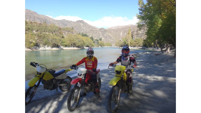 Zwei Motorradfahrer am Strand