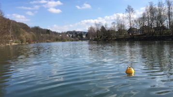 Schwimmboje einer Blasenfalle auf der Wuppervorsperre (Bild: Offermann | TH Köln)