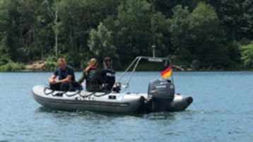 Mitarbeiterin der Hochschule auf dem Polizeiboot