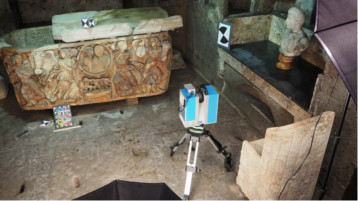 Vermessung des Sarkophags in der Grabkammer in Köln-Weiden