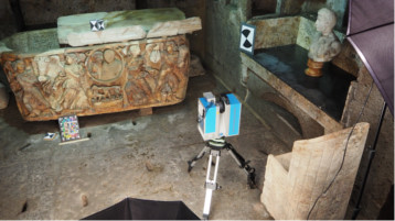 Vermessung des Sarkophags in der Grabkammer in Köln-Weiden Vermessung des Sarkophags in der Grabkammer in Köln-Weiden