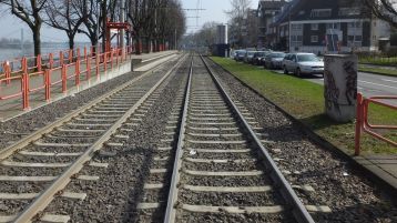 Blick auf das Gleis der Straßenbahn in Köln entlang des Rheins (Bild: Bernd Heinen / TH Köln)