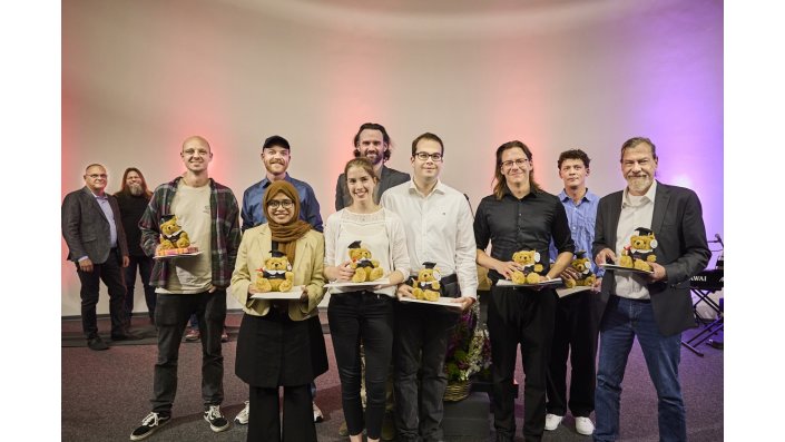 Jahrgangsbeste: Frau Arnova Abdullah, Herr Kai Altwicker, Frau Jeana Bahn (fehlt leider auf dem Foto), Herr Mika Björn Christ, Herr David Gimpl, Herr Florian Kämpchen, Frau Marie Kahlert, Herr Mark Uwe Leyer, Herr Kai Lübeck sowie der Promovend Herr Paul Staat