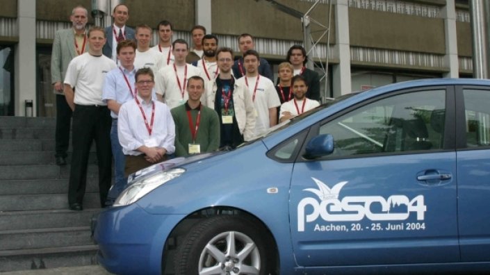 Studententeam mit Betreuer während Konferenz PESC04 in Aachen im Juni 2004