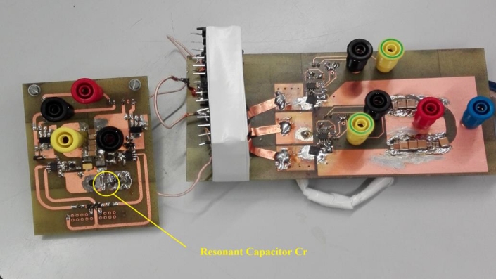 Testaufbau des ersten Prototyps, GaN-Halbbrücke und Resonanzkondensator (links), Hochfrequenztransformator mit Mittelpunktanzapfung und synchroner Gleichrichtung (rechts) Testaufbau des ersten Prototyps, GaN-Halbbrücke und Resonanzkondensator (links), Hochfrequenztransformator mit Mittelpunktanzapfung und synchroner Gleichrichtung (rechts)