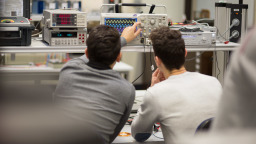 Zwei Studenten sitzen vor einem Oszilloskop im Labor HW2-47 (Bild: (FH-Köln))