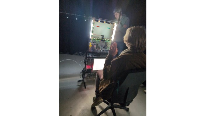 Spielerische Demo-Anwendung mit Kopf- und Handbewegungen zur Interaktion.