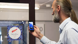 Prof. Fuhrmann lässt sich mit der App und dem Marker den Weg zum nächsten Zielort über die Pfeile anzeigen. Prof. Fuhrmann lässt sich mit der App und dem Marker den Weg zum nächsten Zielort über die Pfeile anzeigen.