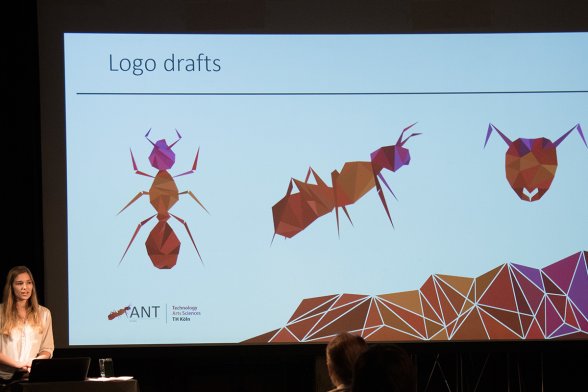 Das Logo des Anwendung ANT und zentrales Element zu Erkennung auf den Markern wird von der Studierenden Chris Cara Budelmann vorgestellt.