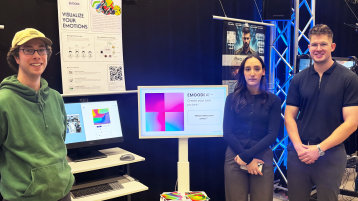 Emoodi Projektpräsentation mit Theodor Freywald, Eda Serdaroglu, Jonas David Franzen (v.l.n.r) (Bild: TH Köln - Projektteam)