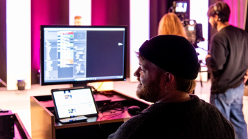 Die Veranstaltung ist bei den Studierenden gut angekommen. Das zugrundeliegende Konzept für die Studioproduktion mit dem Namen „TH extra“ entstand ebenfalls in einem studentischen Projekt bei Prof. Reiter. (Bild: Simeon Hillebrand / TH Köln)