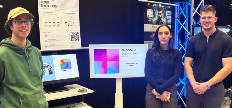 Emoodi Projektpräsentation mit Theodor Freywald, Eda Serdaroglu, Jonas David Franzen (v.l.n.r) (Bild: TH Köln - Projektteam)