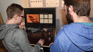 Besucher schauen sich das Projekt zum Thema "2. Social Media – Privatsphäre und Datenschutz- Fake News – Privates und Öffentliches" an Besucher schauen sich das Projekt zum Thema "2. Social Media – Privatsphäre und Datenschutz- Fake News – Privates und Öffentliches" an