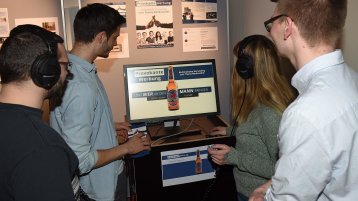Besucher schauen sich das Projekt zum Thema "Provokante Werbung" an Besucher schauen sich das Projekt zum Thema "Provokante Werbung" an