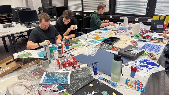 Mit Farben, Papier, Drucktechniken und Mixed-Media-Collagen entstanden eigenständige visuelle Motive, Charaktere und Bildwelten.